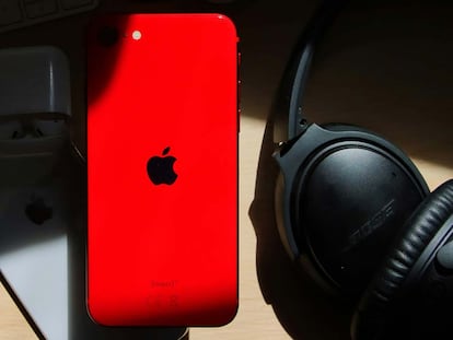 Trasera de un iPhone SE rojo