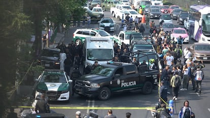 Elementos de seguridad acuden al área del asesinato de Ximena Guzmán y José Muñoz, el 20 de mayo en Ciudad de México.