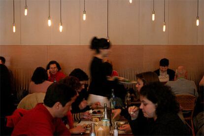 Comedor del restaurante El Taxidermista, en Barcelona.