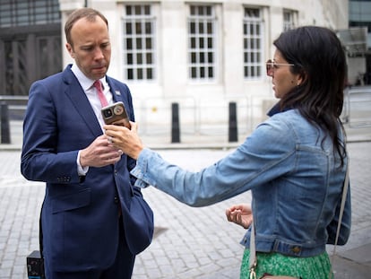 El ministro británico de Sanidad, Matt Hancock, junto a su asesora Gina Coladangelo el pasado 6 de junio, frente a los estudios de la BBC en Londres