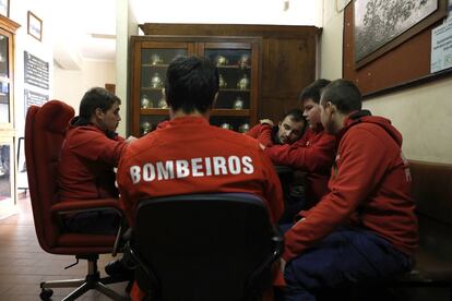 En la imagen, bomberos voluntarios en el cuartel de Pedrg?o Grande juegan a las cartas. Temen que este verano sea igual o peor que el anterior en el que casi 70 personas murieron calcinadas y derretidas por las llamas.