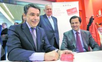 El presidente de la Comunidad de Madrid, Ignacio González, junto al consejero de Transporte, Infraestructuras y Vivienda, Pablo Cavero, en imagen de archivo.