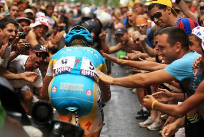 Vinokúrov, jaleado por los aficionados en la última ascensión de ayer