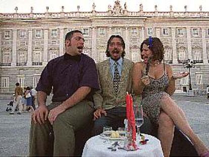 Karlos Wehbi, Bárbara Orbuch y Juan Huergo (con barba) en la actuación del domingo pasado en la plaza de Oriente.