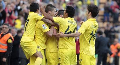 Los jugadores del Villarreal celebran el gol de Perbet