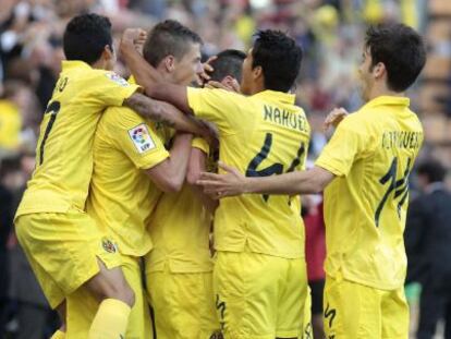 Los jugadores del Villarreal celebran el gol de Perbet