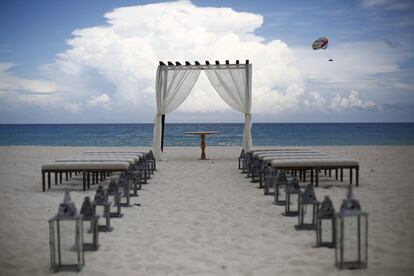 Preparations are made for a wedding on a beach in Cancun, August 15, 2015. Cancunâ€™s transformation in the 1970s from a small Caribbean fishing village into a strip of nightclubs and high-rise hotels has reduced biodiversity and polluted water resources as infrastructure struggles to keep up.  REUTERS/Edgard Garrido PICTURE 29 OF 34 FOR WIDER IMAGE STORY 'EARTHPRINTS: CANCUN'SEARCH 'EARTHPRINTS CANCUN' FOR ALL IMAGES