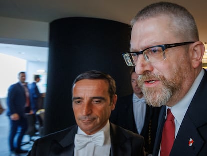 Brussels (Belgium), 29/01/2025.- Grzegorz Braun (R), MEP from Poland, is escorted out of the hemicycle for repeatedly disrupting the International Holocaust Remembrance Day plenary session in the EU Parliament in Brussels, Belgium, 29 January 2025. Braun shouted, 'Praying for the victims of Gaza; all victims are equal'. (Bélgica, Polonia, Bruselas) EFE/EPA/OLIVIER MATTHYS