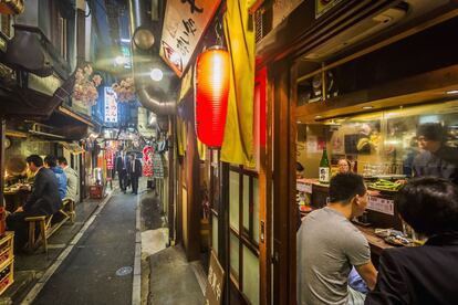 Golden Gai, un laberinto de callejuelas y estrechos edificios de madera de dos pisos en Shinjuku, se resiste a desaparecer. Encajonado a los pies de grandes rascacielos, fue la zona de prostitución tras la II Guerra Mundial y actualmente acoge minúsculos bares, cada uno más particular y excéntrico que el siguiente, cuyos propietarios se resisten a la voracidad inmobiliaria.