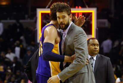 Pau Gasol y su hermano Marc se saludan tras el partido que enfrentó a sus dos equipos Los Ángeles Lakers y los Memphis Grizzlies.