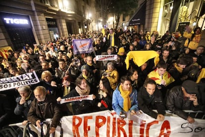 La manifestació contra el Rei, arribant a la Vial Laietana.