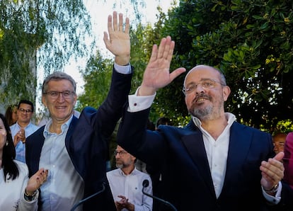 El presidente del PP, Alberto Núñez Feijoo, y el candidato del partido al 12-M, Alejandro Fernández, en en un mitin celebrado en Tarragona, el jueves. El PP quintuplica los escaños en las elecciones catalanas.