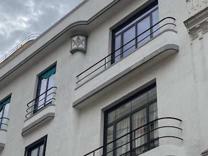 Símbolo masón en una fachada de la Calle Menacho de Badajoz.
