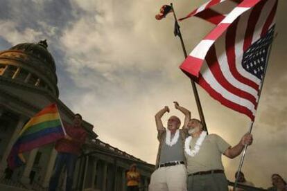 Una pareja celebra el levantamiento, en 2010, de la prohibición de las bodas gais en California.
