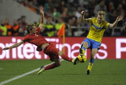 Coentrao pugna con Larsson por llevarse un balón.