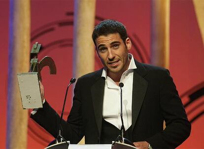 Miguel Ángel Silvestre, 'El Duque', recoge su premio por su interpretación en la serie Sin tetas no hay paraíso