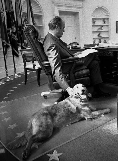 Gerald Ford, con su perro <i>Liberty</i> en el Despacho Oval en 1974.