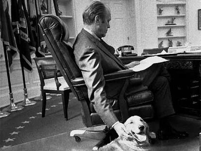 Gerald Ford, con su perro <i>Liberty</i> en el Despacho Oval en 1974.