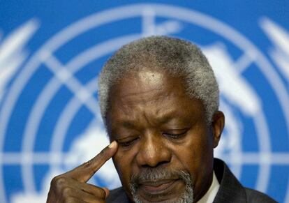 Kofi Annan gesticula durante una conferencia de prensa en la sede europea de Naciones Unidas, en 2005.