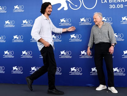 El actor Adam Driver (izquierda) y el director Michael Mann, antes de la presentación de 'Ferrari'.