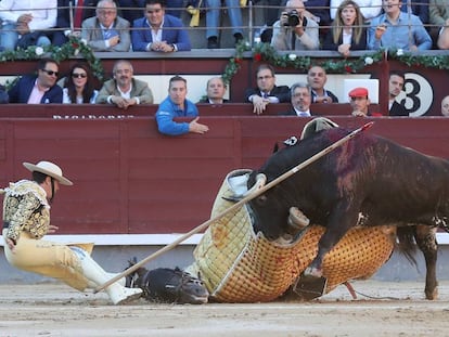 Un toro derriba al caballo y al picador en la corrida de la Beneficencia celebrada en Las Ventas en 2018.