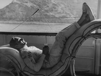 El actor Errol Flynn, en la cubierta de su barco en 1941. 