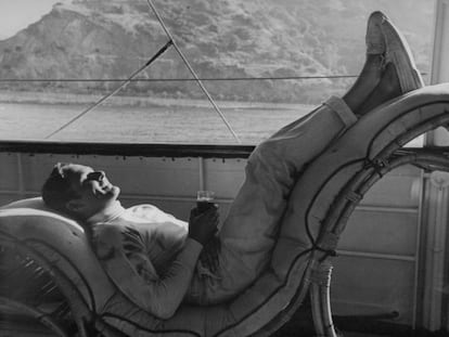 El actor Errol Flynn, en la cubierta de su barco en 1941.