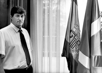 Juan María Jauregui Apalategui, gobernador civil de Guipuzcoa, el 1 de octubre de 1994, en su despacho.