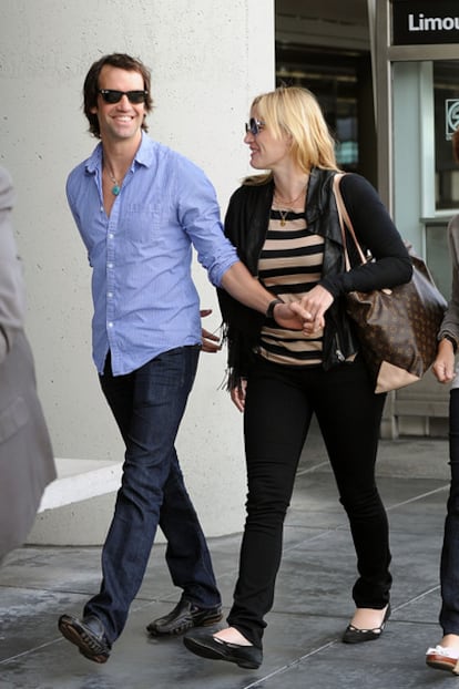 Kate Winslet y Ned Rocknroll, el viernes 14 de octubre en el aeropuerto de San Francisco, California