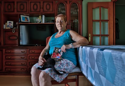 Antonia Martínez, en su casa, con una foto de su nieto recién nacido.