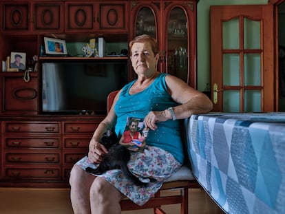 Antonia Martínez, en su casa, con una foto de su nieto recién nacido.
