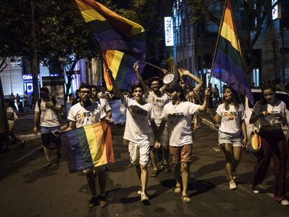 Jóvenes paraguayos marchan en Asunción para conmemorar la publicación de la 'Carta de un Amoral' durante la dictadura, convertida en símbo de la comunidad gay.