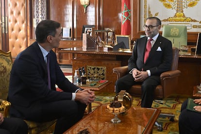 El rey de Marruecos, Mohammed VI, recibe al presidente del Gobierno, Pedro Sánchez, en el Palacio Real de Rabat, Marruecos, este miércoles.
