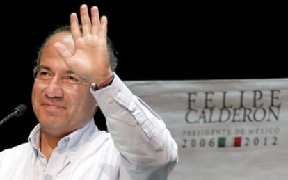 El candidato a la presidencia de México por el Partido Acción Nacional, Felipe Calderón, durante una reunión del PAN.