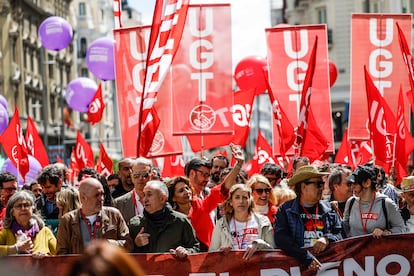 Los secretarios generales de CCOO, Unai Sordo (segundo por la izquierda), y UGT, Pepe Álvarez (tercero por la izquierda), encabezan la manifestación convocada por los dos grandes sindicatos, CCOO y UGT, este miércoles en Madrid.
