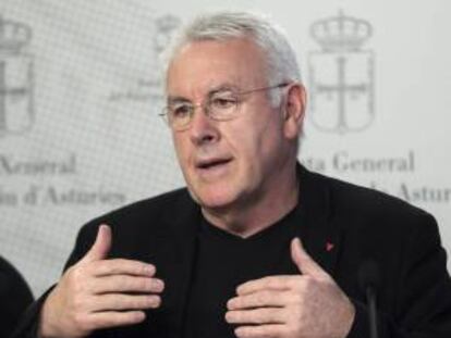 El coordinador general de IU, Cayo Lara, ha expresado hoy su apoyo a la manifestación convocada en Madrid contra las políticas de austeridad y se ha referido a la necesidad de "cambiar el curso de la UE", que según él hace políticas en favor del poder financiero y no de los trabajadores. EFE/Archivo