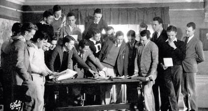 Los alumnos de Delta Kappa Epsilon en Dartmouth trabajando duro en una petición de la Universidad de Kansas: elegir a miss Kansas 1930, visto su "amplio conocimiento de la belleza femenina".