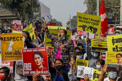 Manifestación contra la Junta Militar que asumió el poder con un golpe de Estado en Myanmar, en la ciudad birmana de Mandalay, el 18 de febrero de 2021.