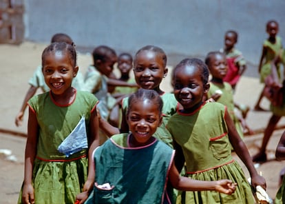 Niñas con sus uniformes de la escuela, en Freetown, Sierra Leona.