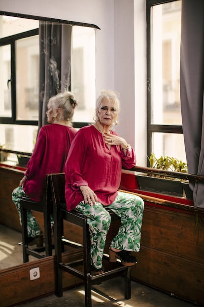 Francisca Sadornil Ruiz, 'La Tati' (Madrid, 1949), representante histórica del flamenco de la capital, en uno de los estudios de la escuela de baile Amor de Dios, donde es maestra. La Tati nació en el Rastro madrileño, donde cuando era pequeña “iba bailando por la calle y se oían castañuelas por todas partes”. Amiga del cantaor, actuó con él en numerosos escenarios.