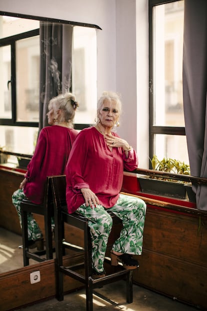 Francisca Sadornil Ruiz, 'La Tati' (Madrid, 1949), representante histórica del flamenco de la capital, en uno de los estudios de la escuela de baile Amor de Dios, donde es maestra. La Tati nació en el Rastro madrileño, donde cuando era pequeña “iba bailando por la calle y se oían castañuelas por todas partes”. Amiga del cantaor, actuó con él en numerosos escenarios. 