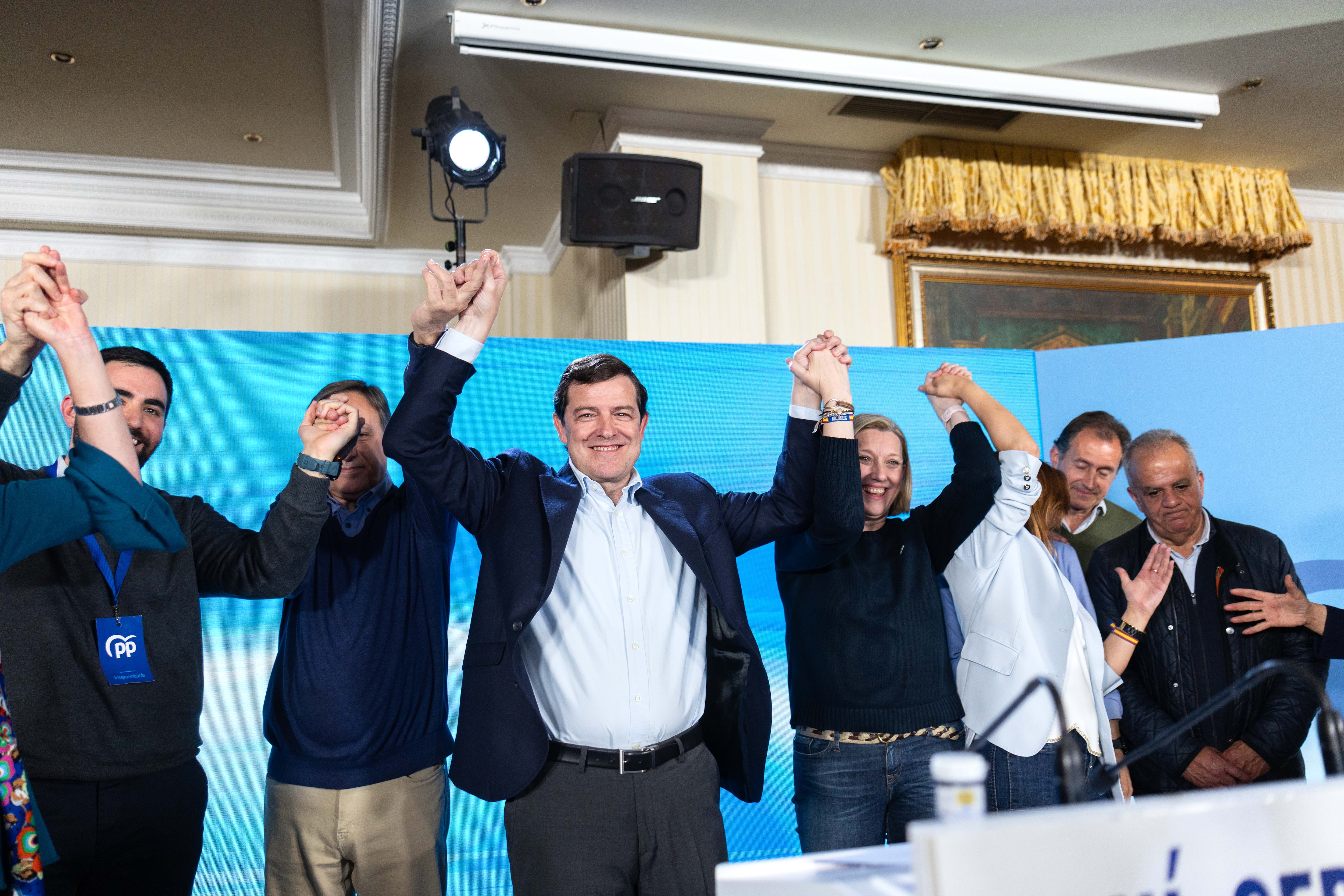 Mañueco celebra los resultados electorales con miembros de su partido en Salamanca. 