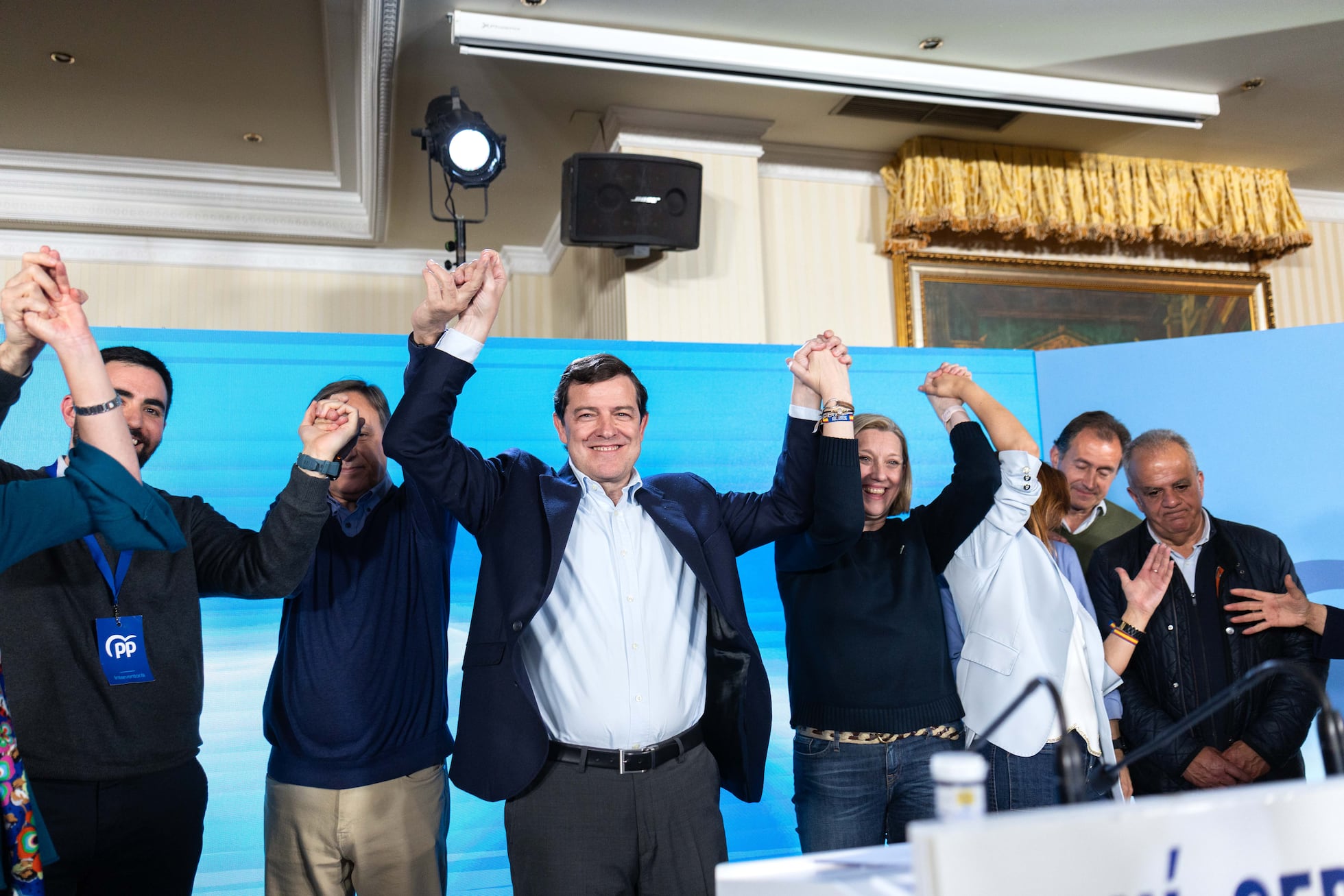El PP gana las elecciones y contiene a Vox en Castilla y León mientras ...