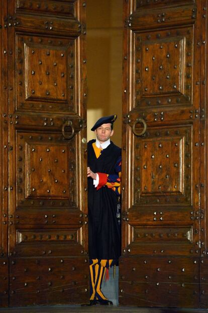 Con gritos de 'Viva el Papa' y aplausos, las puertas del Palacio de Castel Gandolfo se han cerrado a las 20,01 horas, momento en que la Guardia Suiza se ha retirado, dando por finalizado el Pontificado del cardenal Joseph Ratzinger tras 2.872 días, dos horas y 10 minutos.