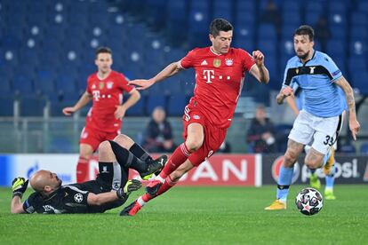 Lewandowski dribla a Reina antes de marcar el 0-1.