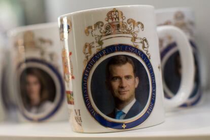 Tazas con el retrato del Príncipe Felipe y la Princesa Letizia.