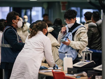 Pasajeros que llegan desde China se someten a un test de covid-19 a su llegada al aeropuerto Malpensa de Milán el jueves 29 de diciembre.
