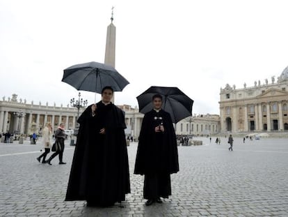 Dos sacerdotes pasean en la plaza de San Pedro.