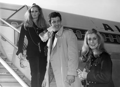 La actriz Ursula Andress, Jean-Paul Belmondo y Catherine Deneuve en la pasarela de un avión en el aeropuerto de Orly, Francia, el 29 de noviembre de 1968.