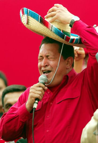 El presidente venezolano, Hugo Chávez, ha cantado unas rancheras delante de miles de seguidores en Caracas.